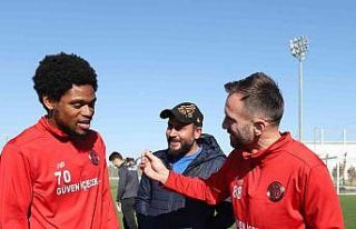Antalyaspor’da yıldız futbolcu Luiz Adriano’ya...