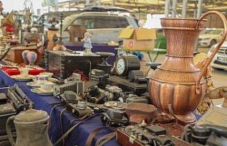 Antika pazarının ilk müşterisi Başkan Çakın...