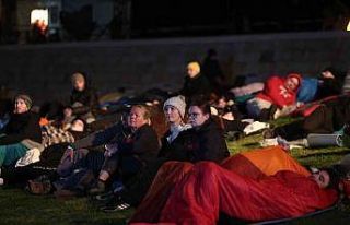 Anzaklar uyku tulumlarının içerisinde ayini bekliyor