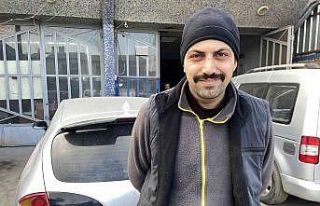 Aracının ön konsol kısmına kaçan yılanına...