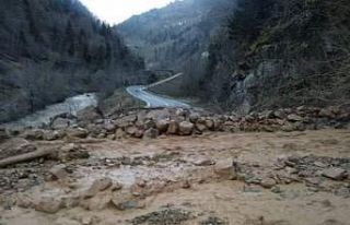 Araklı-Bayburt yolu hem çığ hem de heyelan nedeniyle...