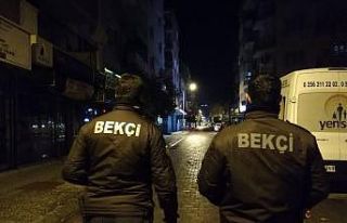 Aranan şahıs bekçilere takıldı