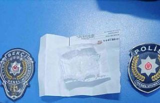 Aranan şahsa ait otomobil bekçilere takıldı