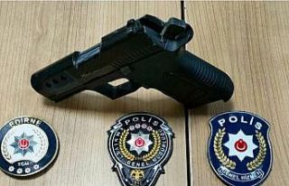 Aranması olan şahsın üzerinden ruhsatsız tabanca...