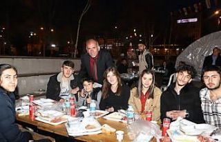 Ardahan’da belediyenin iftar yemeğine yoğun ilgi