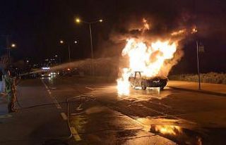 Arnavutköy’de otomobil alev alev yandı