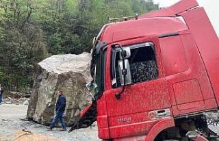 Artvin’de yamaçtan kopan dev kaya kamyonu hurdaya...