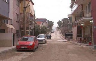 At arabasıyla gelip ellerini kollarını sallayarak...