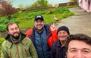 Ata Demirer Yaren’i elleriyle besledi