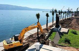 Atalar sahil parkında çevre düzenlemesi yapılıyor