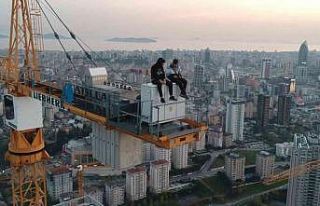 Ataşehir’de 200 metre yüksekte vinç üzerinde...