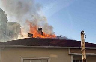 Ataşehir’de apartmanın çatısı alev alev yandı,...