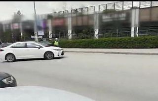 Ataşehir’de dubalarla kendisine park alanı yapan...