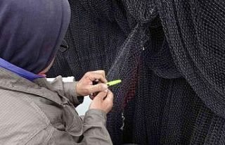 Av yasağı gelmeden balıkçılar ağları bakıma...