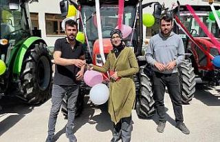 Ayancık’ta 11 çiftçiye hibe destekli traktör