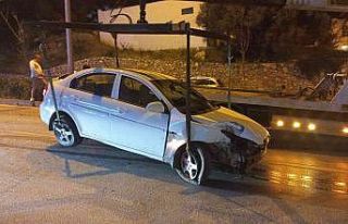 Aydınlatma direğini devirerek durabildi