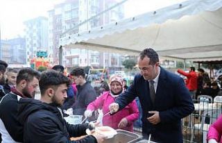 Aynı sofrayı paylaşıyor, birlikte oruç açıyor