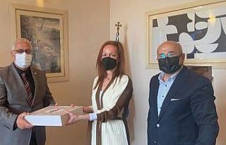 Ayvalıklı esnaf ve sanatkârlardan Başkonsolos...