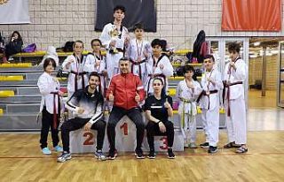 Ayvalıklı tekvandoculardan 23 Nisan armağanı