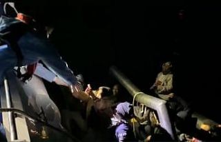 Ayvalık’ta 19 göçmen kurtarıldı