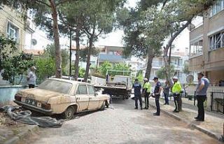 Ayvalık’ta cadde ve sokaklar hurda araçlardan...