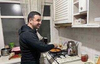 Bağatar, sahurda konuk olduğu öğrenci evinde menemen...