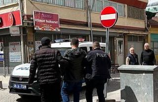 Bağımlı esnaf, öğrencilerin oturduğu çay ocağına...