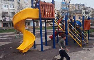 Bağlar Belediyesi parklarda yenileme çalışmaları...