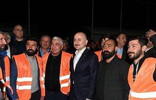 Bakan Karaismailoğlu, şantiye işçileri ve mühendislerle...
