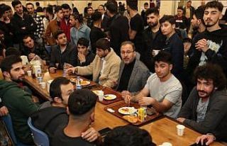 Bakan Kasapoğlu, İzmir’de öğrencilerle sahur...
