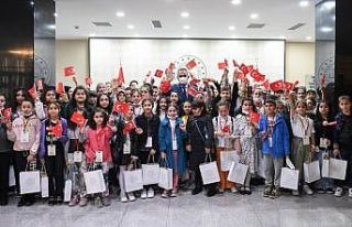 Bakan Özer, “Aynı Bahçenin Çiçekleri” korosundaki...