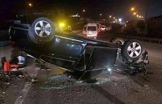 Bariyerlere çarpan otomobil karşı yola savrulup,...