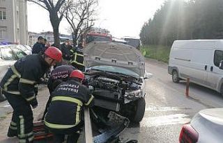 Bariyerlere saplandı, kazadan burnu bile kanamadan...