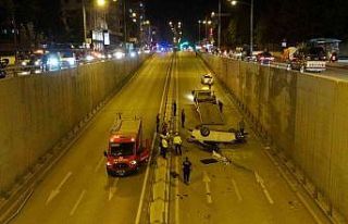 Bariyerleri aşan otomobil alt geçide düştü: 3...