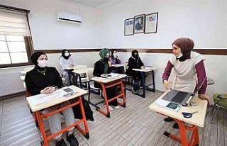 Başiskele’de kadınlar moda tasarımı öğreniyor