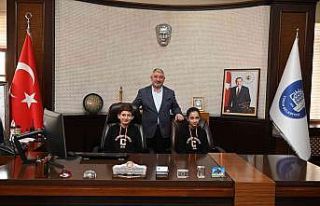 Başkan Aşgın koltuğunu çocuklara devretti