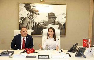 Başkan Böcek koltuğunu çocuk başkana devretti