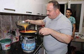 Başkan Ekinci’den öğrenci evinde menemen pişirdi