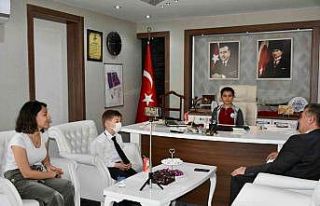 Başkan Erol koltuğunu çocuklara bıraktı