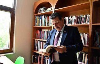 Başkan Genç, Akyazı Kütüphanesinde incelemelerde...