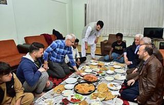 Başkan Güder yabancı uyruklu öğrencilerle sahur...