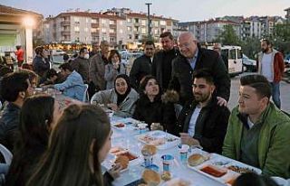 Başkan Gümüş, Üniversite öğrencileri ile itfarda...