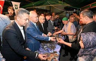 Başkan Kara, vatandaşlara helva ikram etti