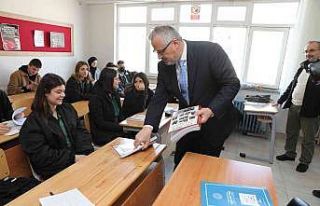 Başkan Kılıç’tan gençlere TYT soru bankası