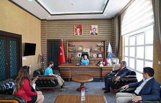 Başkan koltuğuna oturan çocuklar yatırımları...