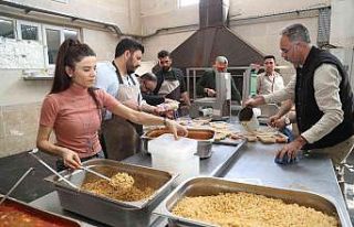 Başkan Kuş 1050 aileye yemek yapmak için mutfağa...