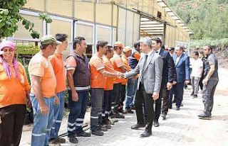 Başkan Oktay, belediye personeliyle bayramlaştı