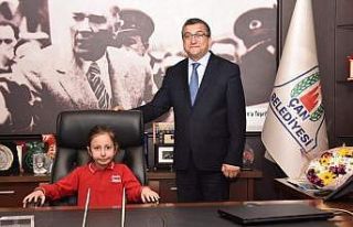 Başkan Öz, öğrencileri makamında misafir etti