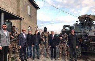 Başkan Özbek, polis noktasında iftarını açtı