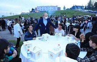 Başkan Özlü yüzlerce gençle iftarda bir araya...